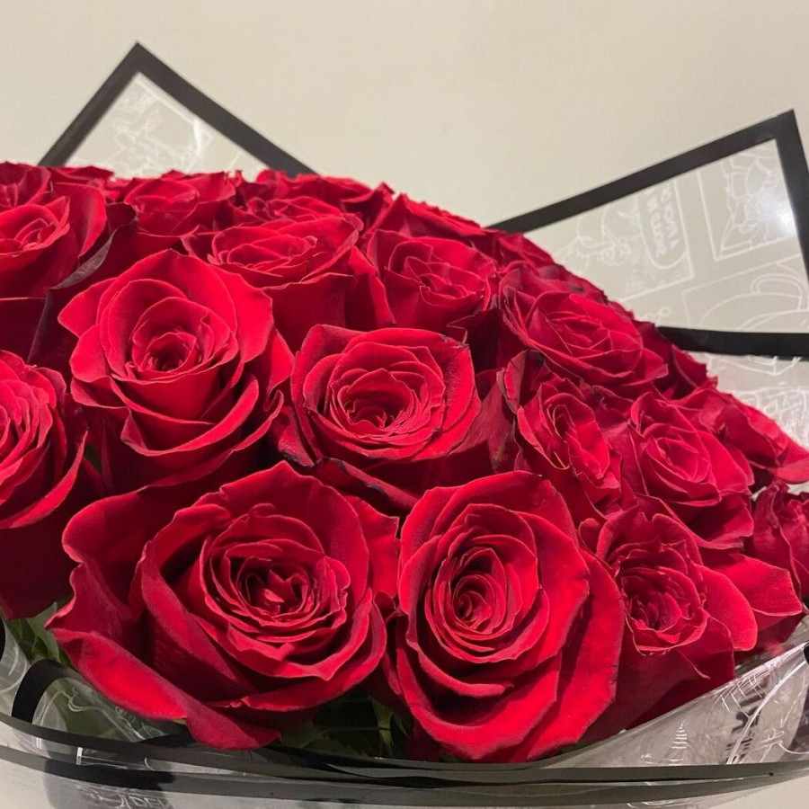 Красные розы в черной упаковке - фото 2
