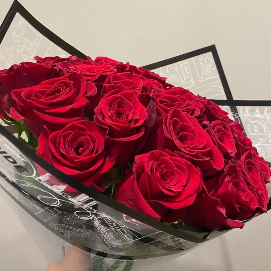 Красные розы в черной упаковке - фото 3