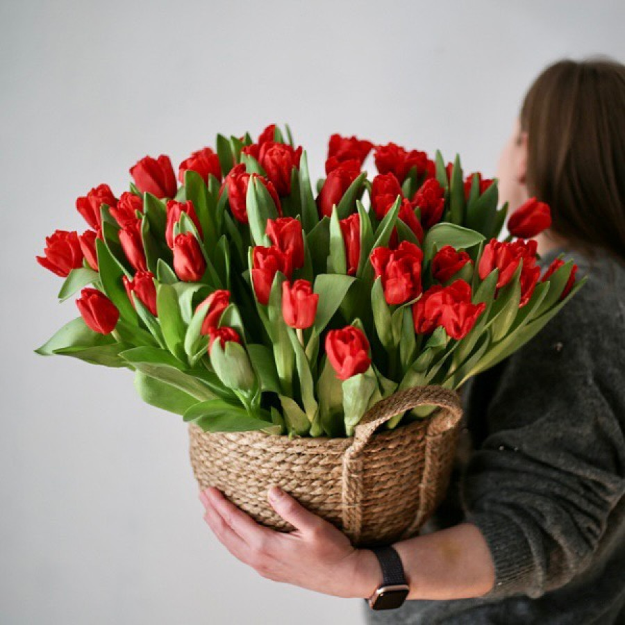 Красные тюльпаны в корзине - фото 3