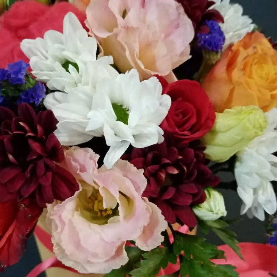 Розы, хризантемы и статица в шляпной коробке - фото 3